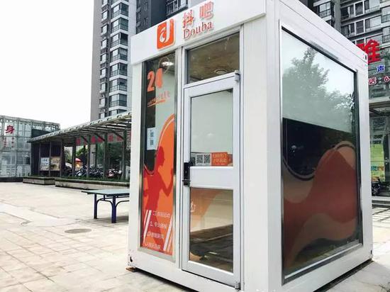 抖吧的第一臺健身倉放置在小區廣場的一側